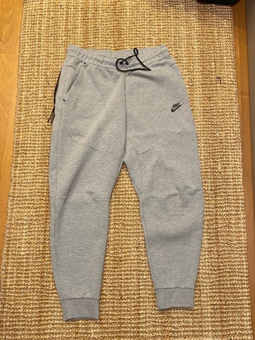 Tech fleece donji dio veličine Medium