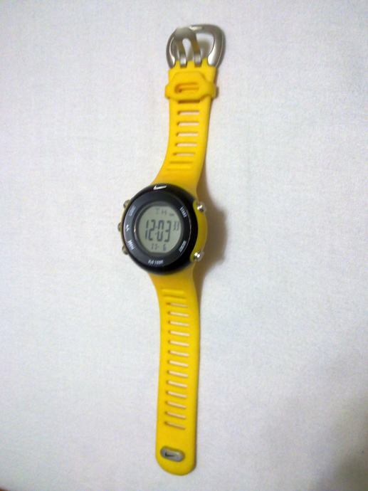 Muški sportski sat žute boje prodajem za 150 kuna