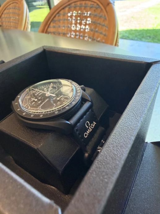 Oswatch Omega Swatch x Omega MoonSwatch Mission to the Moonphase Snoopy
