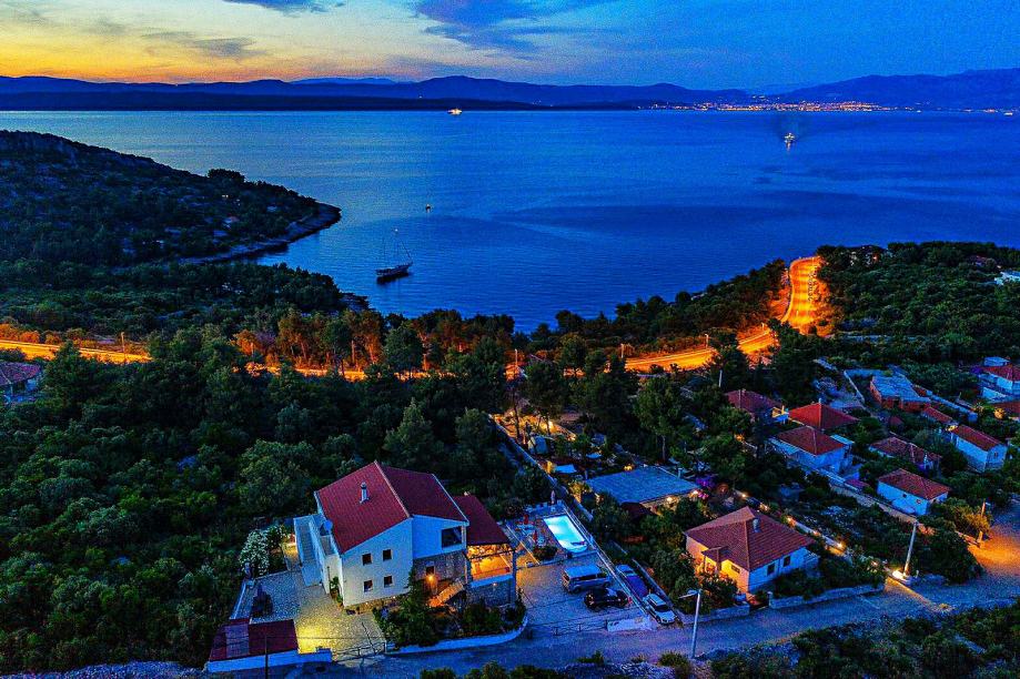 Lux villa u Rogaču, otok Šolta,429 m2,bazen, fantastičan pogled! (prodaja)