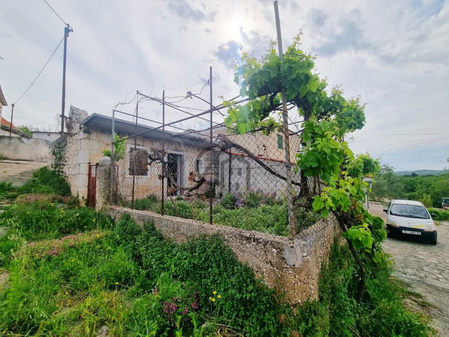 Autohtona kamena kuća smještena u pitoresknom zaleđu Primoštena (prodaja)