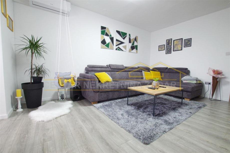 Benkovac, novouređeni dvosobni stan, 72 m² (prodaja)