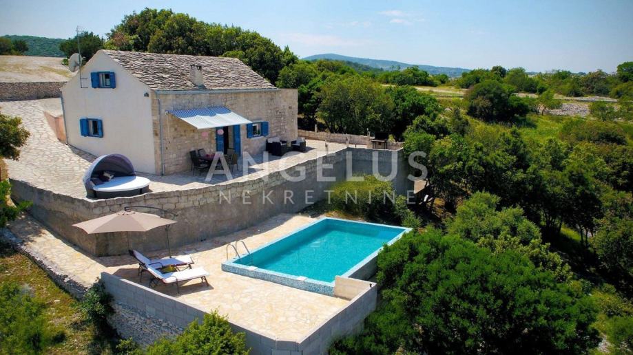 Brač - kamena kućica u masliniku sa pogledom na more, 136 m2 (prodaja)