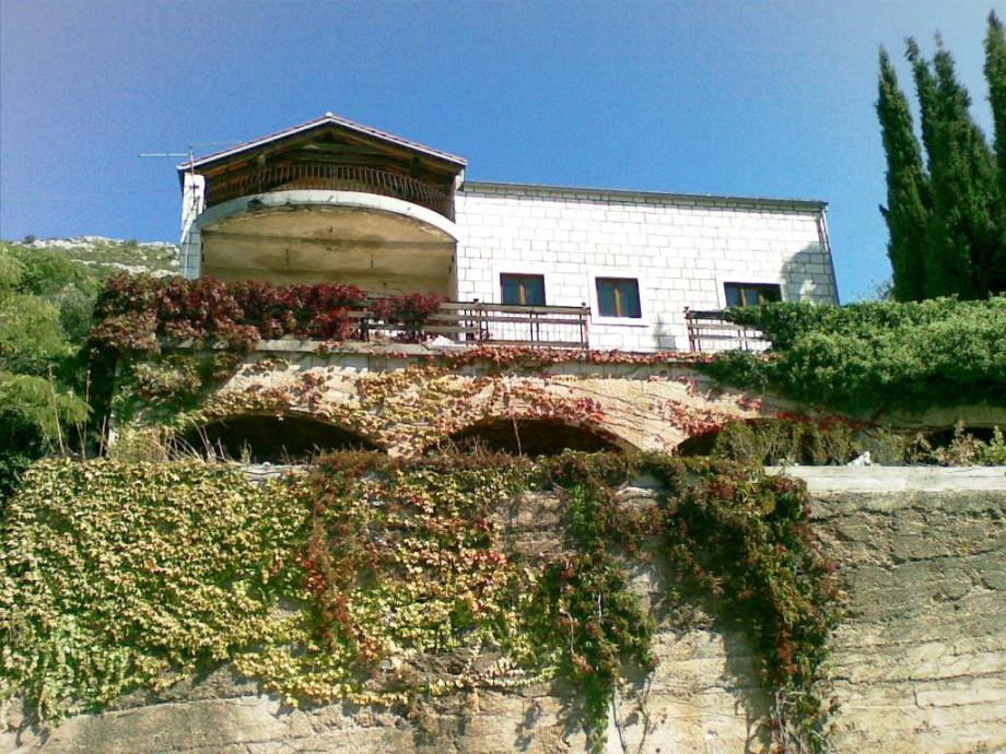 Cavtat (Konavle) - atraktivna nedovršena vila na 1.800 m2 zemljišta (prodaja)