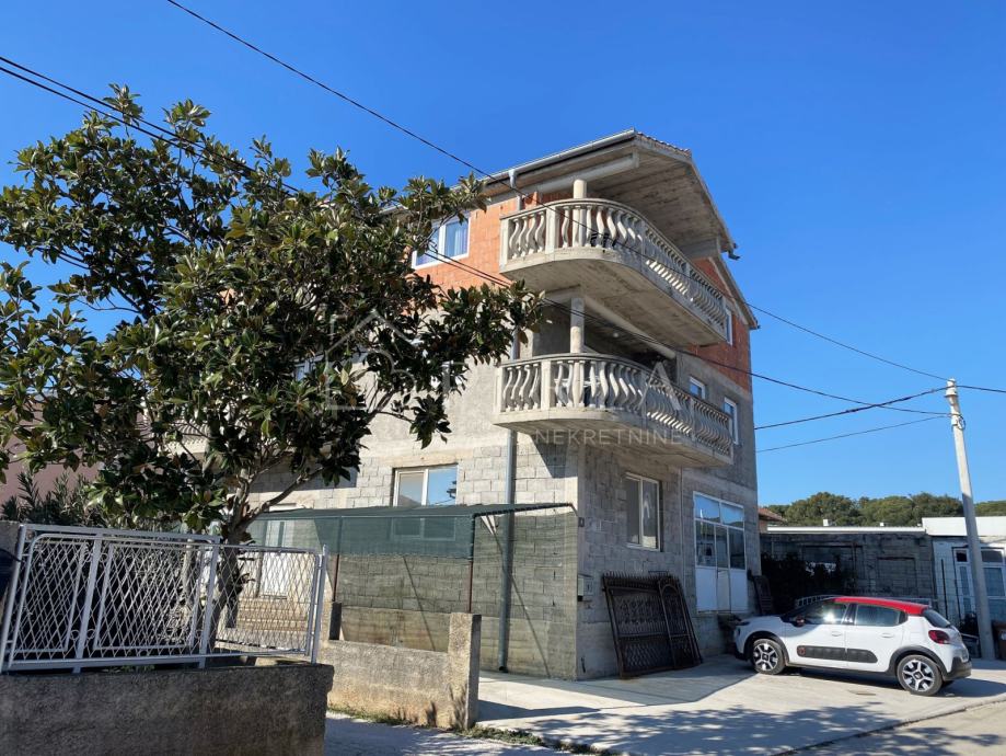 CRVENE KUĆE - Zadar, obiteljska kuća sa dva stana!
