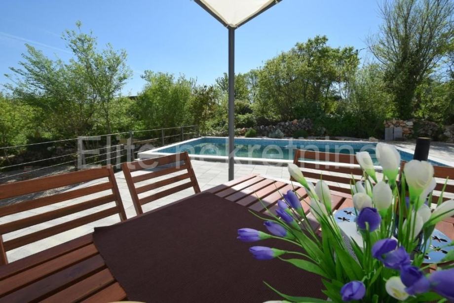 Dobrinj - prekrasna villa sa bazenom i igralištem! (prodaja)