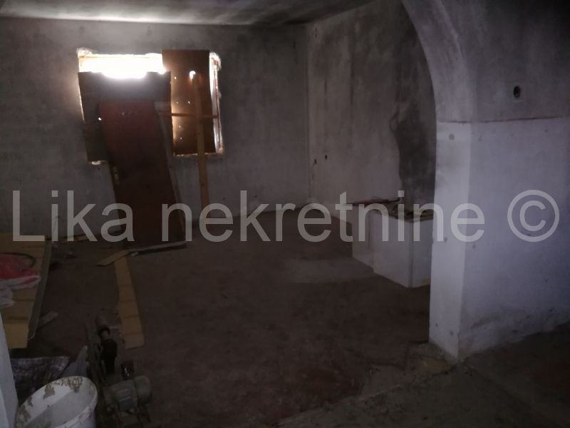 Doljani ( Otočac ) kuća katnica i četiri zgrade (prodaja)