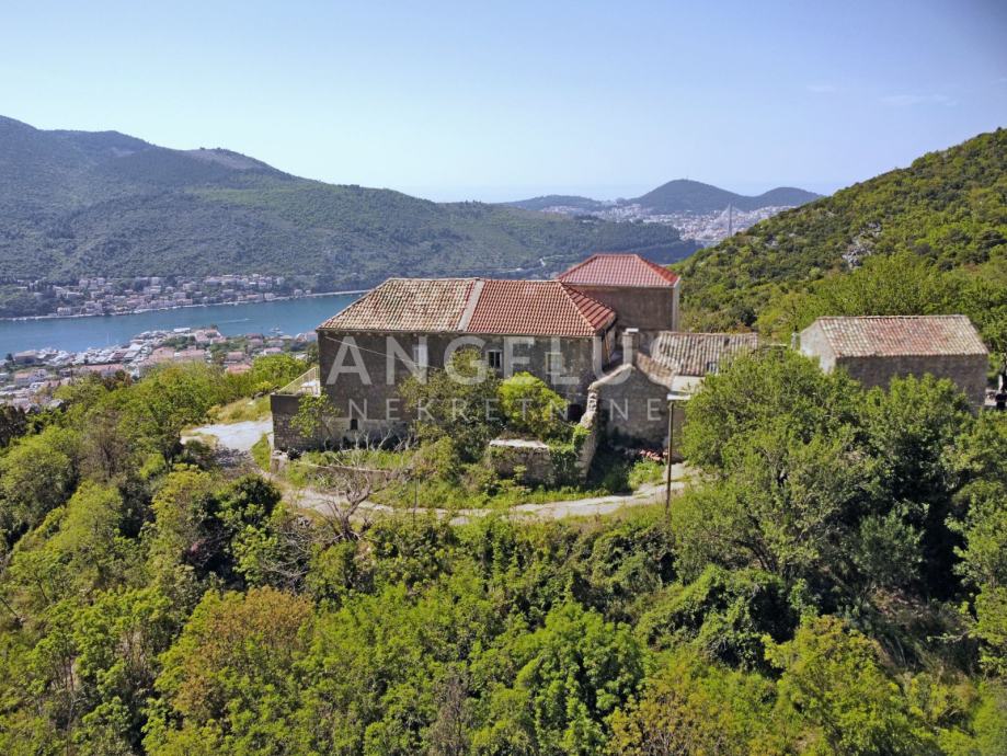 Dubrovnik, Petrovo selo – dvojna kuća s okućnicom i pomoćnim objektima (prodaja)