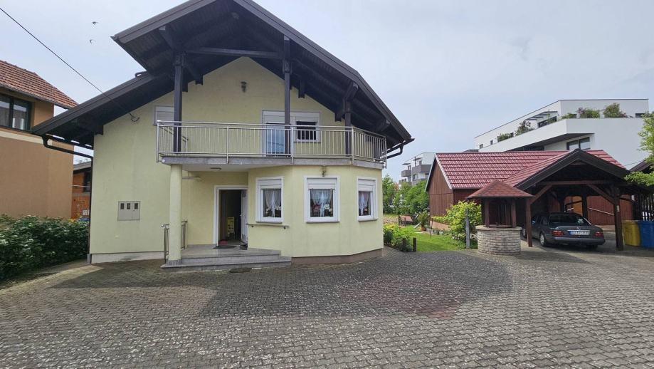 Dugo Selo, 2x kuća katnica, 225m2 i 180m2, parcela 2400m2