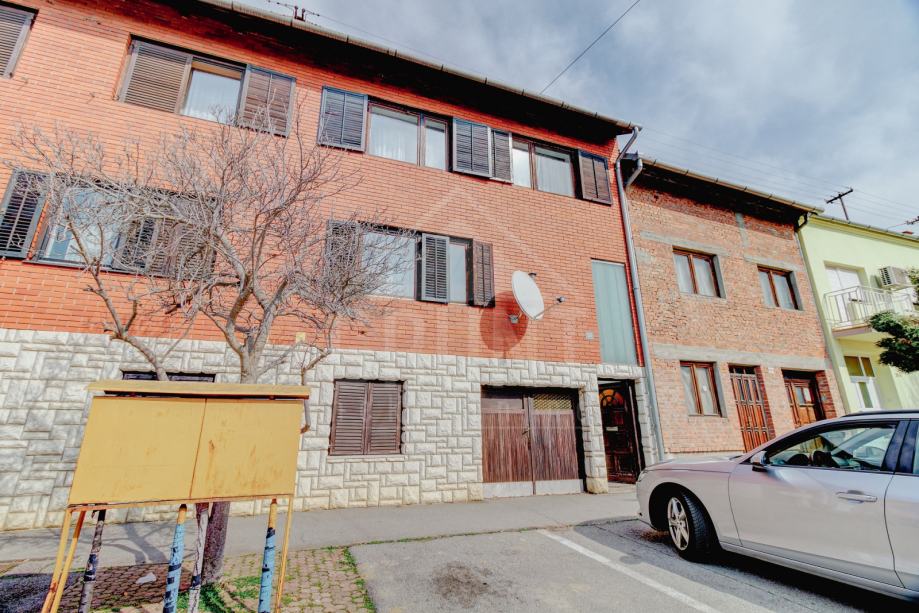 Dvije kuće | 340 m2 | Gornji grad