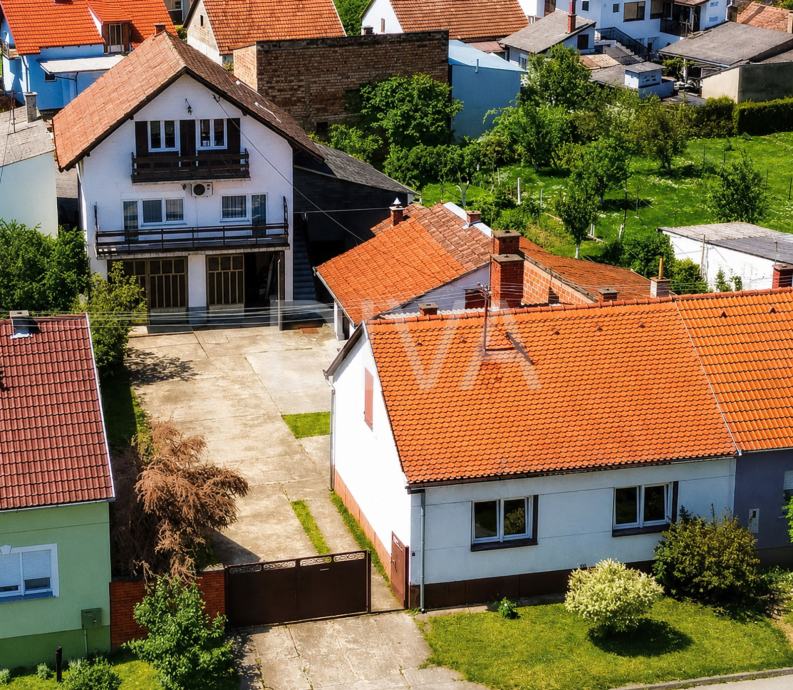 Dvije kuće s pomoćnom zgradom u Ulici Ive Franje Jukića