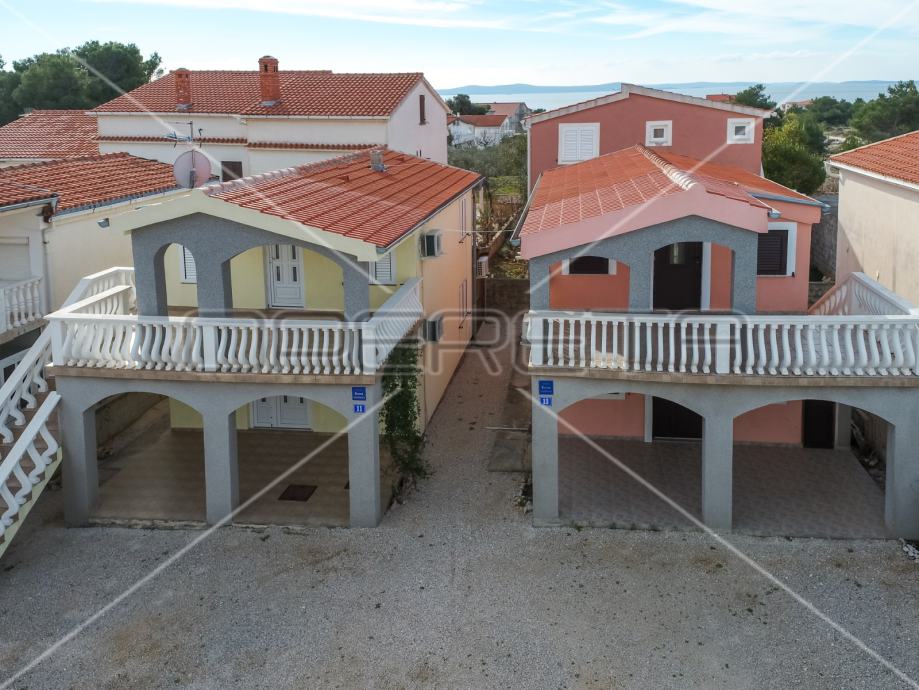 Dvije odvojene kuće sa 4 apartmana, južni dio otoka Vira, 178,62 m2 (prodaja)