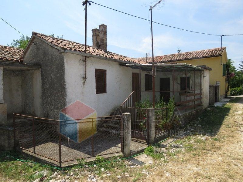 Dvojna kamena kuća u središnjoj Istri za adaptaciju s 2 pomoćna objekt (prodaja)