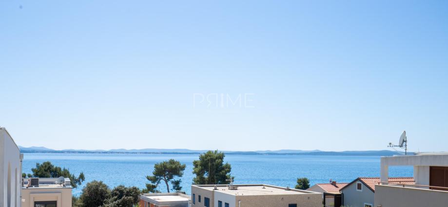 Ekskluzivan trosoban penthouse s panoramskim pogledom na more – 100 m — slika 1