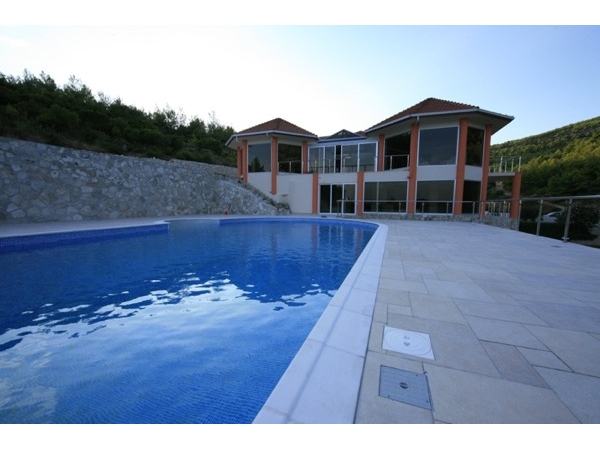 Ekskluzivna villa I red do mora, na parceli od 16.883 m2 (prodaja)