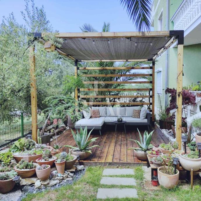 Fažana stan sa dvije terase i vrtom od 50m2! (prodaja)