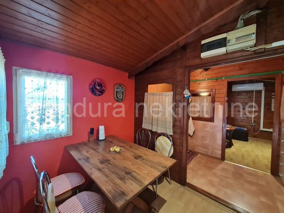 Grbe vikendica s prostranim dvorištem (prodaja)