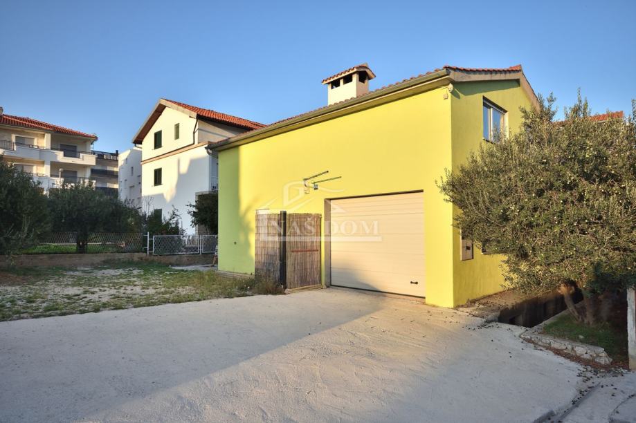 Grebaštica - Kuća s garažom , 250 m od plaže (prodaja)
