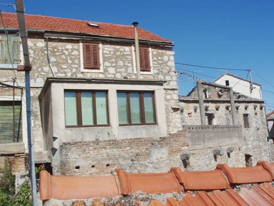 Hvar (SZ strana) - kamena kuća 150 m2 s dvorom (prodaja)