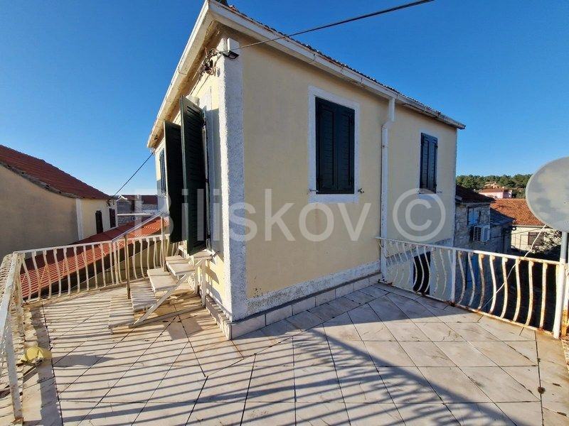 Hvar, Vrboska, dvojna kuća u centru mjesta 135 m2, 50 m od mora (prodaja)