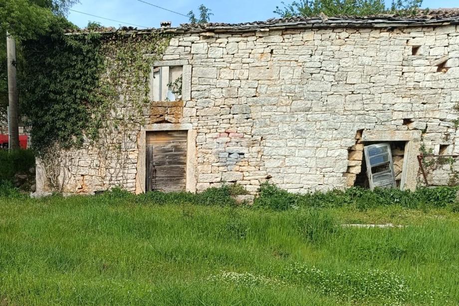 Istra, Kanfanar - stara kamena kuća 130m2 i zemljište 570 m2 (prodaja)