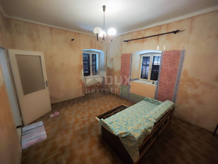 ISTRA,PULA- Kuća i parcela na rijetko dostupnoj lokaciji (prodaja)