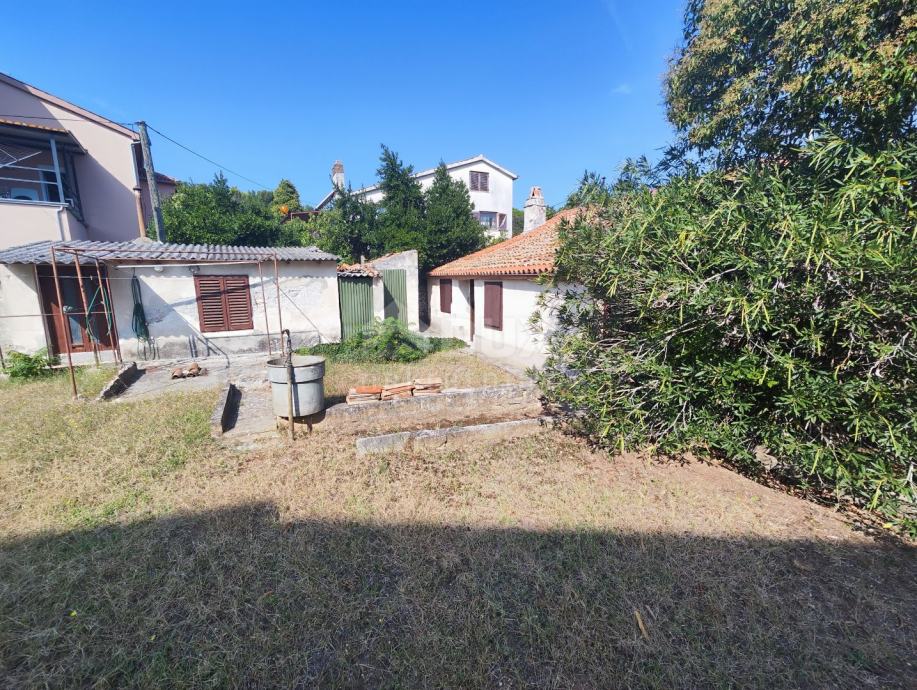 ISTRA,PULA- Kuća i parcela na rijetko dostupnoj lokaciji (prodaja)