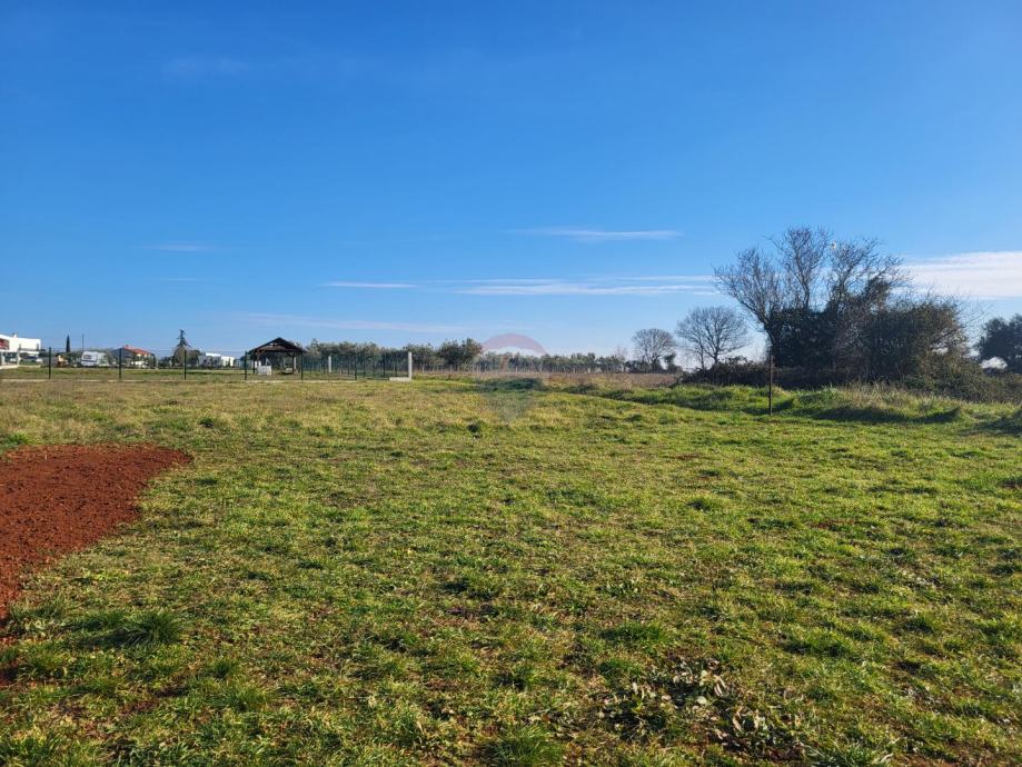 Istra, Pula, lijepa negrađevinska parcela sa vodom, blizu urbanizacije