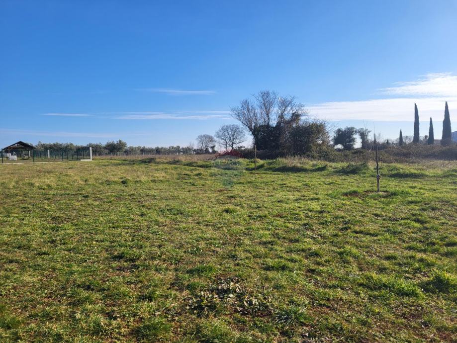 Istra, Pula, lijepa negrađevinska parcela sa vodom, blizu urbanizacije