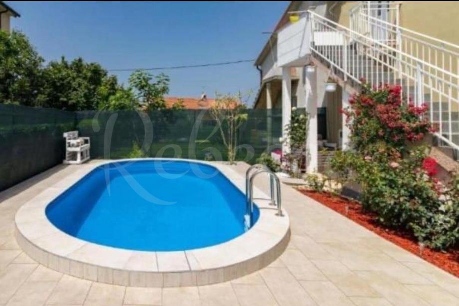 Istra, Umag, kompletno renovirana kuća sa 2 stana i bazenom (prodaja)