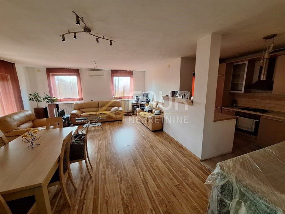 Istra, Umag - okolica, samostojeća kuća 330m2, 3 stana (prodaja)