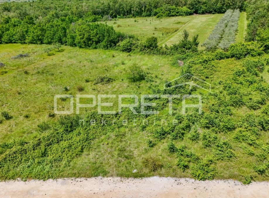 Istra, Višnjan – Atraktivno zemljište 1.265 m² s pogledom na more
