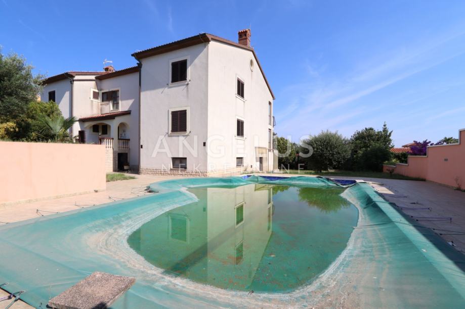 Istra, Pula - Apartmanska kuća 629 m2 s bazenom — slika 1