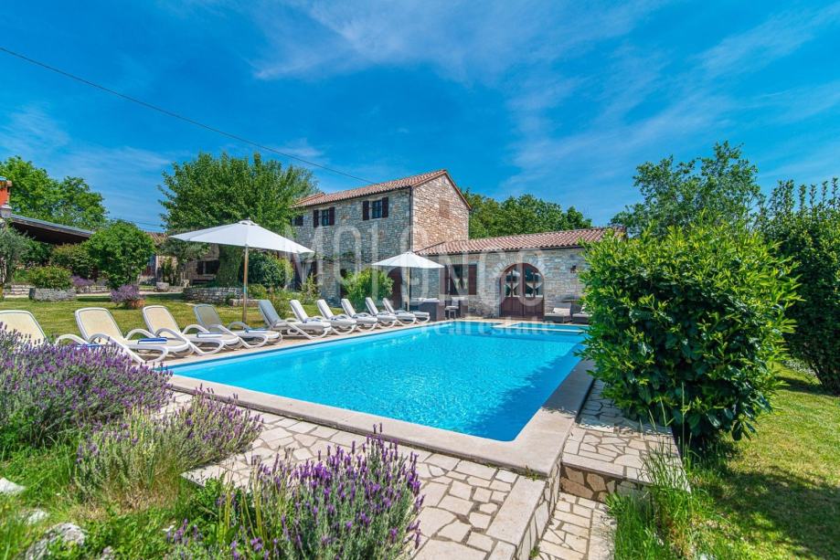 ISTRA, ŽMINJ - Autohtona kamena kuća s bazenom u središtu Istre (prodaja)