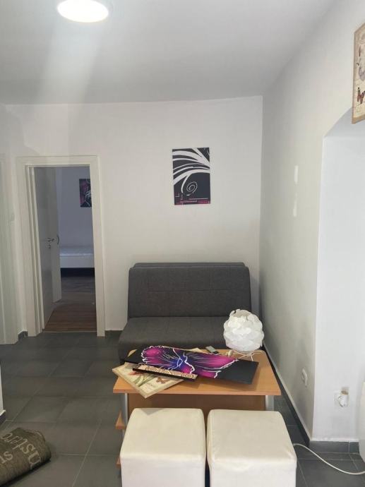 Iznajmljujem stan, 37m2, Petrova ulica (iznajmljivanje)