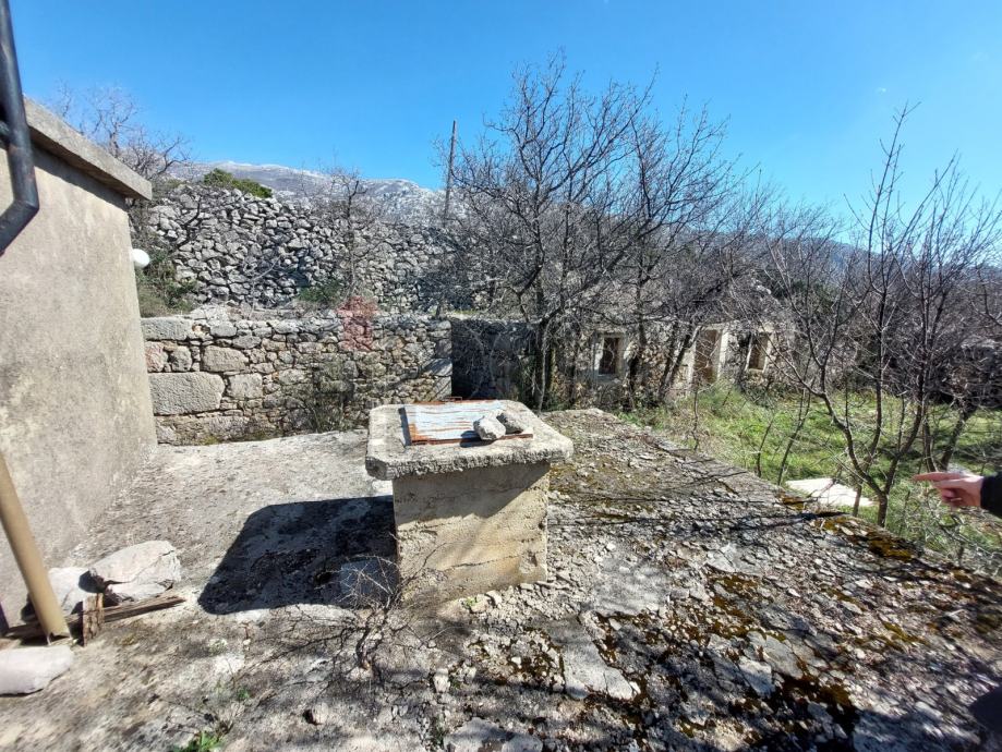Jablanac-okolica, zemljište sa ruševinom i gospodarskim objektom