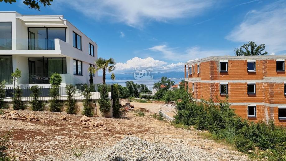 Veće građevinsko zemljište sa pogledom na more, Malinska, otok Krk