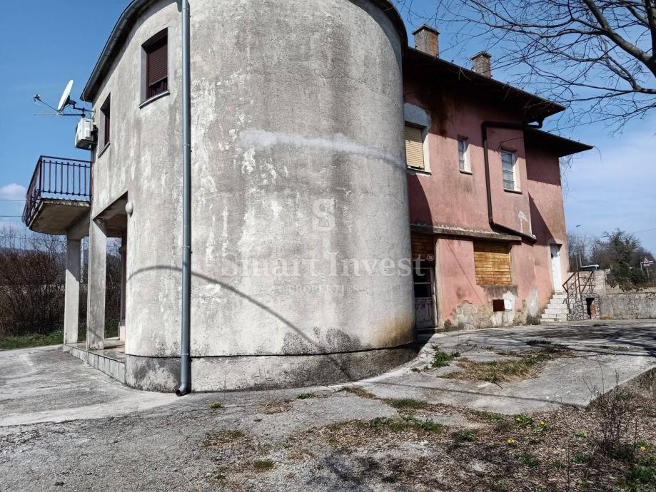 JUŠIĆI, obiteljska kuća sa 2 stana, poslovnim prostorom te građevinski (prodaja)