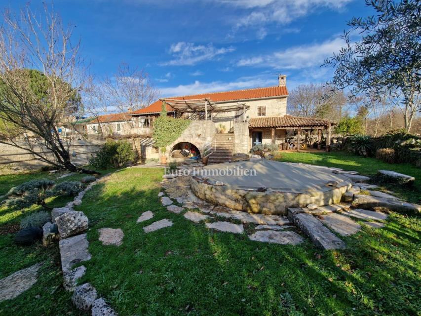 Kamena kuća s bazenom na mirnoj lokaciji, okolica Dobrinja - otok Krk (prodaja)