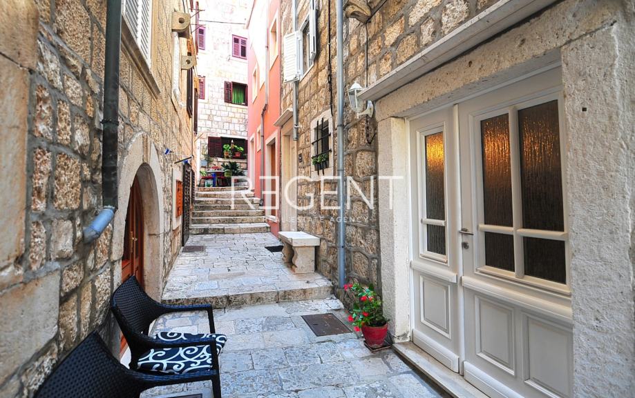 Korčula - Prekrasna kamena kuća u srcu staroga grada 130 m2 (prodaja)