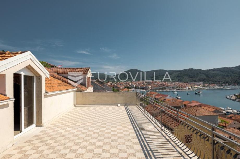 Korčula, Vela Luka, obiteljska kuća u blizini mora s lijepim pogledom (prodaja)