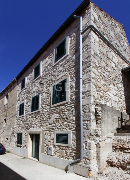 Korčula, Vela Luka - renovirana kamena kuća u centru, 140 m2 (prodaja)