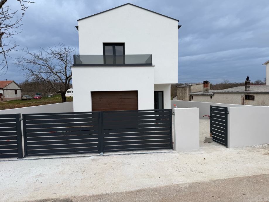 Kuća sa bazenom — slika 1