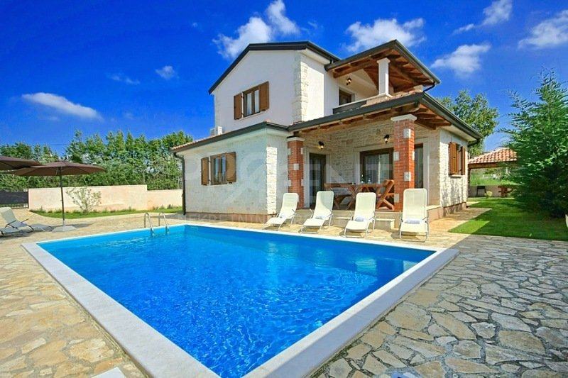 Kuća s bazenom u središnjoj Istri (prodaja)