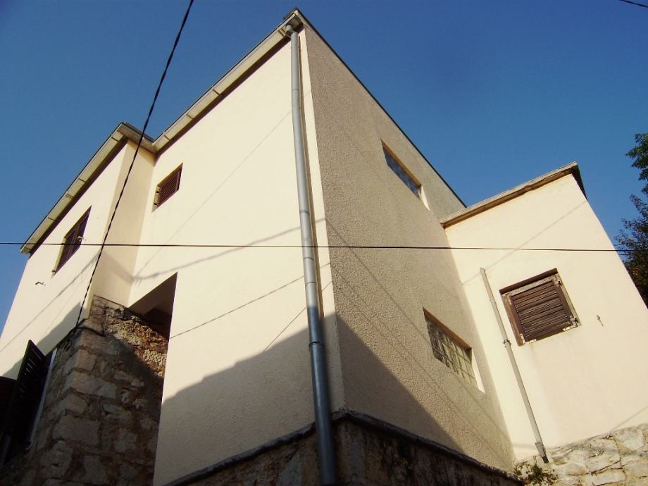 Hvar, Dol - renovirana kamena kuća s dva stana i terasom (prodaja)