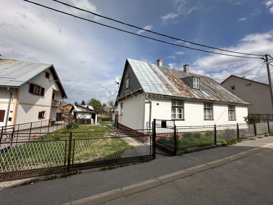 Kuća s dva pomoćna objekta i vrtom, GOSPIĆ CENTAR (prodaja)