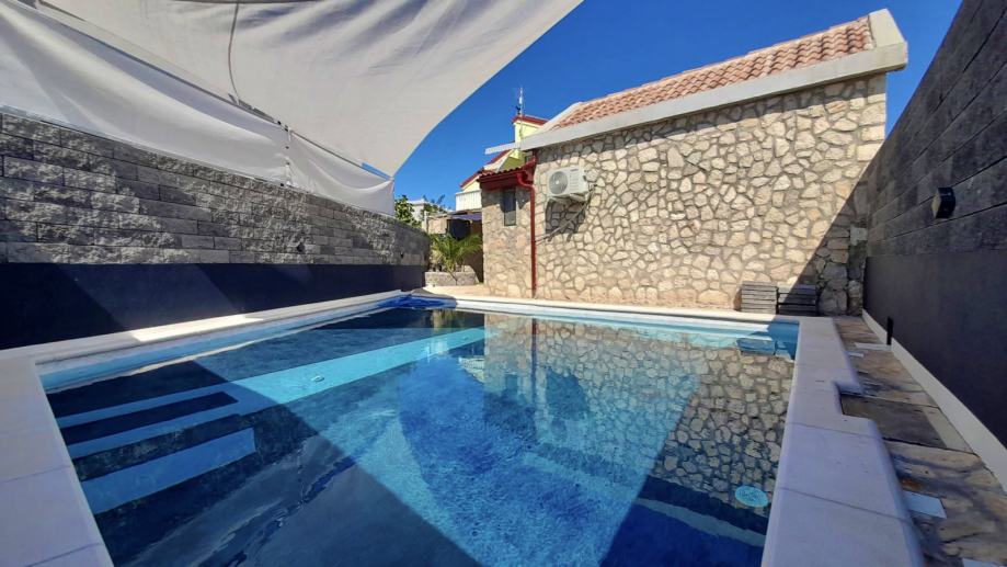 Kuća: Košljun, 100.00 m2 + mala konoba 20m2, sunčalište, bazen (prodaja)