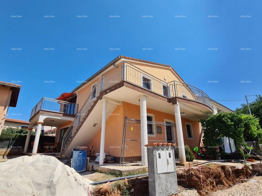 Kuća Kuća je sagrađena na udaljenosti cca 3 km do stare jezgre Fažane. (prodaja)