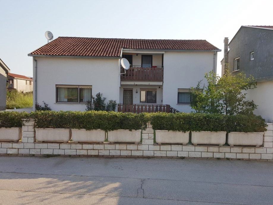 Kuća: Metković, sa 3 STANA, katnica, 231.73 m2 (prodaja)