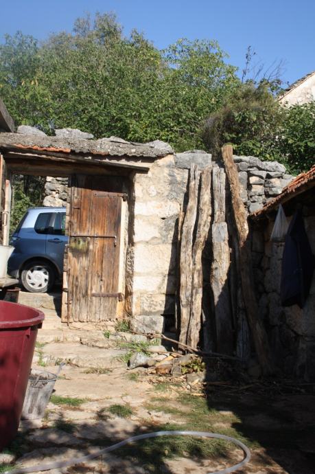 Kuća Mokro Polje, katnica 200 m2 plus dvije kamene kuća 30.000